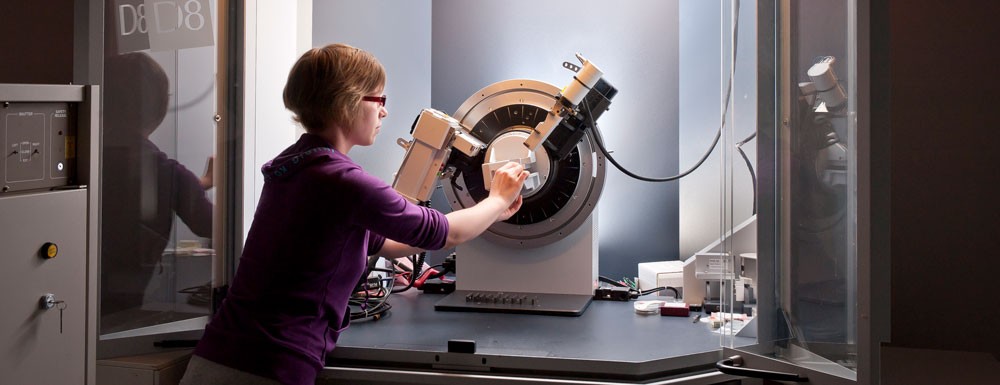 4D LABS user using composition analysis equipment
