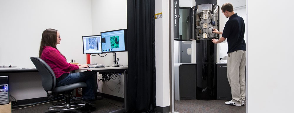 Two 4D LABS users using an electron microscope